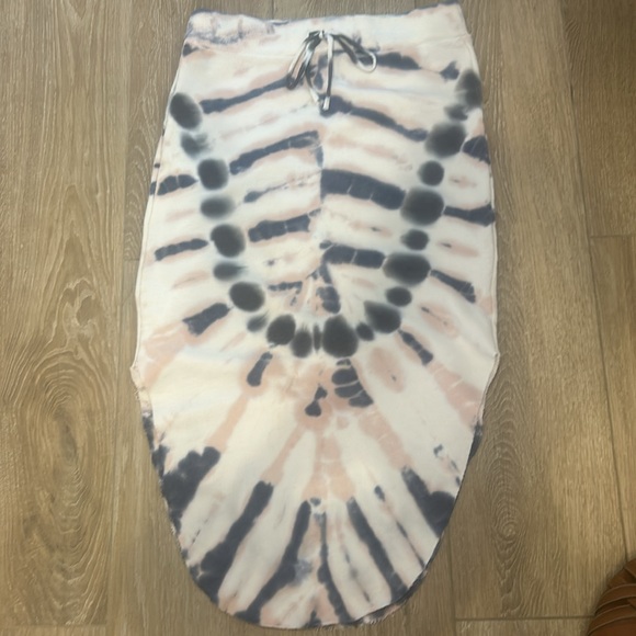 Drawstring sweatpant inspired waistband, Detail seam in back, Raw Edge - Picture 3 of 5